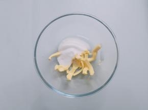 黄油室温软化，加入糖粉，用手持打蛋器搅拌均匀。 不需要用电动打蛋器