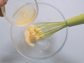 加入蛋清，继续用手持打蛋器充分搅匀