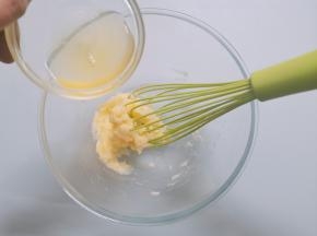 加入蛋清，继续用手持打蛋器充分搅匀