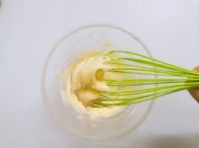 再继续用手持打蛋器搅匀，细腻的面糊就做好了