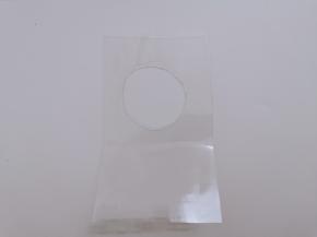 要烤出漂亮、工整、大小一致的猫舌饼，我们需要准备一个小工具。找一张硬塑料片或硬纸片，剪出一个圆形，如图中所示的样子。 圆的大小可以根据自己的喜好来