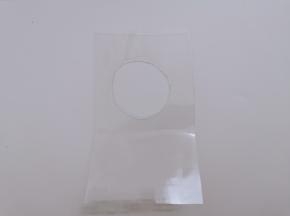 要烤出漂亮、工整、大小一致的猫舌饼，我们需要准备一个小工具。找一张硬塑料片或硬纸片，剪出一个圆形，如图中所示的样子。 圆的大小可以根据自己的喜好来