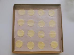 将油纸提起放入烤盘中