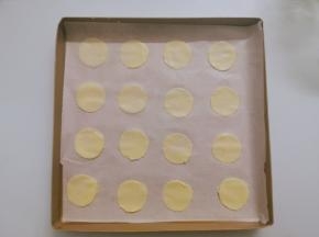 将油纸提起放入烤盘中