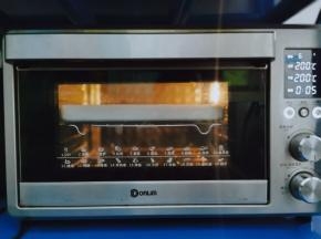 烤箱预热至上下火200℃中层，烘烤大约5分钟。直到面糊呈金黄色