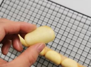 这个配方通常可以烤65片，面糊不要抹得太厚，不然难以烤脆