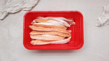 三文鱼腩处理干净