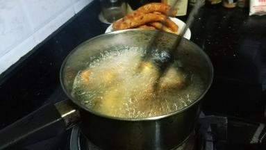 将腌好三文鱼腩粘满面包糠，油锅7-8成热后放入鱼腩炸