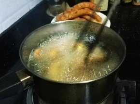 将腌好三文鱼腩粘满面包糠，油锅7-8成热后放入鱼腩炸