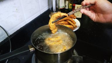 炸至金黄熟透即可