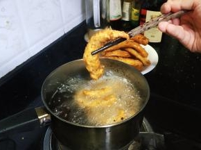 炸至金黄熟透即可