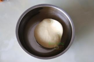 .把面团揉至光滑，盖上一块湿布。