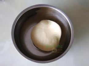 .把面团揉至光滑，盖上一块湿布。