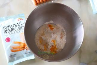 高筋面粉、水、白砂糖、蛋液、盐、干酵母倒入厨师机揉至面粉起筋放入软化的黄油，用高速挡面粉揉至扩展阶段。