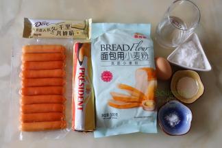 以下配料是可以做10个食材：金龙鱼面包用小麦粉（高筋小麦粉）150克、水70克、白砂糖25克、黄油15克、蛋液15克、盐1克、干酵母3克、脆皮肠10根
表面装饰：全蛋液适量、白巧克力适量
