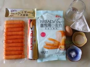 以下配料是可以做10个食材：金龙鱼面包用小麦粉（高筋小麦粉）150克、水70克、白砂糖25克、黄油15克、蛋液15克、盐1克、干酵母3克、脆皮肠10根
表面装饰：全蛋液适量、白巧克力适量