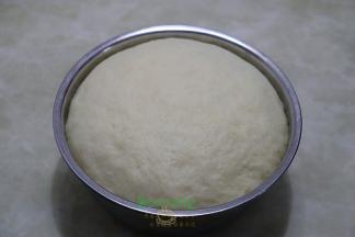 在室温下发酵到2倍大，第一次发酵完成。