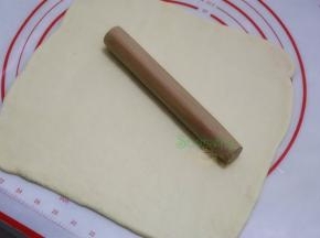 .把发酵好的面团揉搓，挤出面团内的空气，用擀面杖擀薄成四方形。