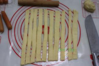 用刀把干好的面皮，切成1厘米左右的宽度，