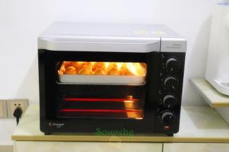 把烤箱的水取出，烤箱预热，180度，上下火，15分钟，放入中层。