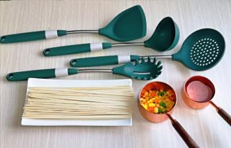 准备食材，挂面的量可以根据胃口增加，刚入了一套厨房四件套，分享给大家，特别实用，漏勺，铲子，勺子，还有捞面神器。