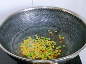 首先将时蔬焯水，水烧开后倒入时蔬。