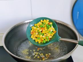 大火煮2分钟用漏勺捞出，淋干水分备用。