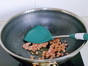 起油锅，加入红肠丁翻炒，再加入焯水的时蔬翻炒。