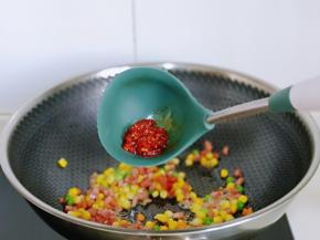 按个人口味加入辣酱，我加入一小勺。