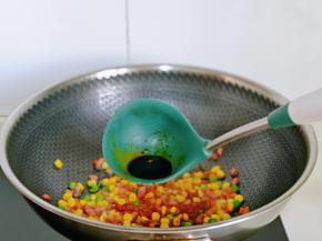 再加入生抽，翻炒均匀，小火2分钟。