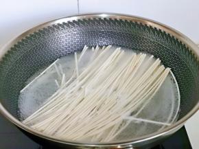 准备煮面，锅中加入纯净水烧开，下挂面，大火煮，烧沸后淋上冷水，反复两次差不多就好了，约5–6分钟左右。