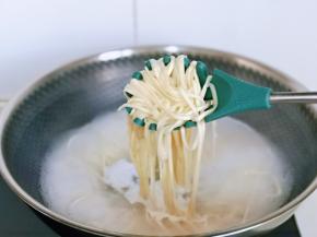 面煮熟用捞面神器捞出，好看实用又好玩儿，煮好的面过冷水。(建议使用纯净水，因为面拌一下就直接食用了哈)