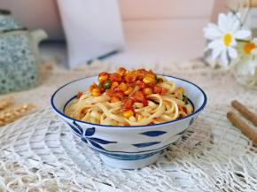 面装入碗中，再加入提前做好的卤。