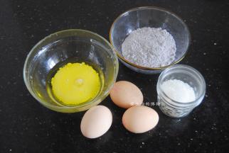 准备好材料，鸡蛋我用的是土鸡蛋，大约是50克一个。