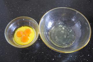 将蛋黄蛋白分离出来，放在干净的大碗里