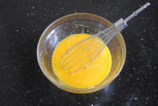 ，蛋黄倒入牛奶和玉米油拌匀到无油星的状态。