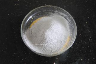 将黑米蛋糕粉过筛进蛋黄液里，用手抽或刮刀拌匀到无干粉的状态，切忌打圈搅拌，这样的面糊会起筋，口感不松软。