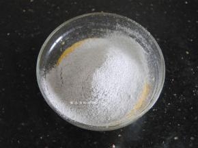 将黑米蛋糕粉过筛进蛋黄液里，用手抽或刮刀拌匀到无干粉的状态，切忌打圈搅拌，这样的面糊会起筋，口感不松软。