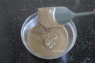 最后拌匀的蛋黄糊是这个顺滑的状态，太稀或太稠都不好。