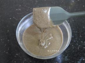 最后拌匀的蛋黄糊是这个顺滑的状态，太稀或太稠都不好。