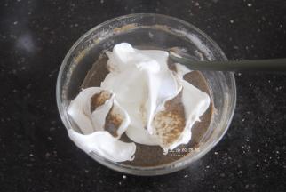 取1/3的蛋白加入蛋黄糊内翻拌均匀，动作要轻柔，别大刀阔斧的搅，气泡消了，就烤成饼了哦。