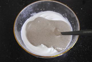 拌好的面糊倒回剩余的蛋白内拌匀，