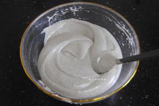 最后的状态是很细腻的，要是有啪啪消泡的声音，注意，蛋糕糊可能是拌消泡了。