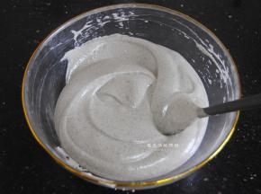 最后的状态是很细腻的，要是有啪啪消泡的声音，注意，蛋糕糊可能是拌消泡了。