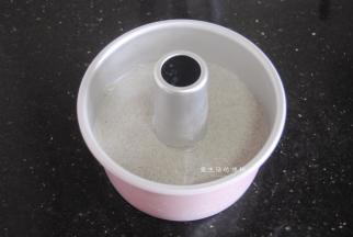 把面糊倒入6寸的中空蛋糕模具内，学厨的不加高的刚好满模，加高的大约是3/4的高度，中空模具的失败率很低，新手建议用这个。