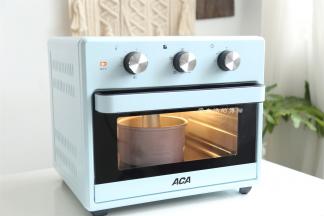 ACA空气烤箱上下管150°提前预热好，把面糊放入烤箱的下层，烤制35分钟左右即可。