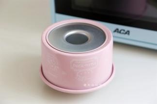 ，烤好的蛋糕出炉后倒扣冷却，一定要冷却后再脱模，这也是戚风蛋糕成功的关键。