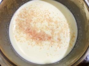 淡奶油加入玫瑰盐搅拌均匀