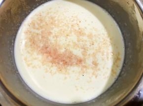 淡奶油加入玫瑰盐搅拌均匀