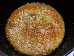 熬至变成琥珀色（我不喜欢苦味，所以熬的稍微淡一些）